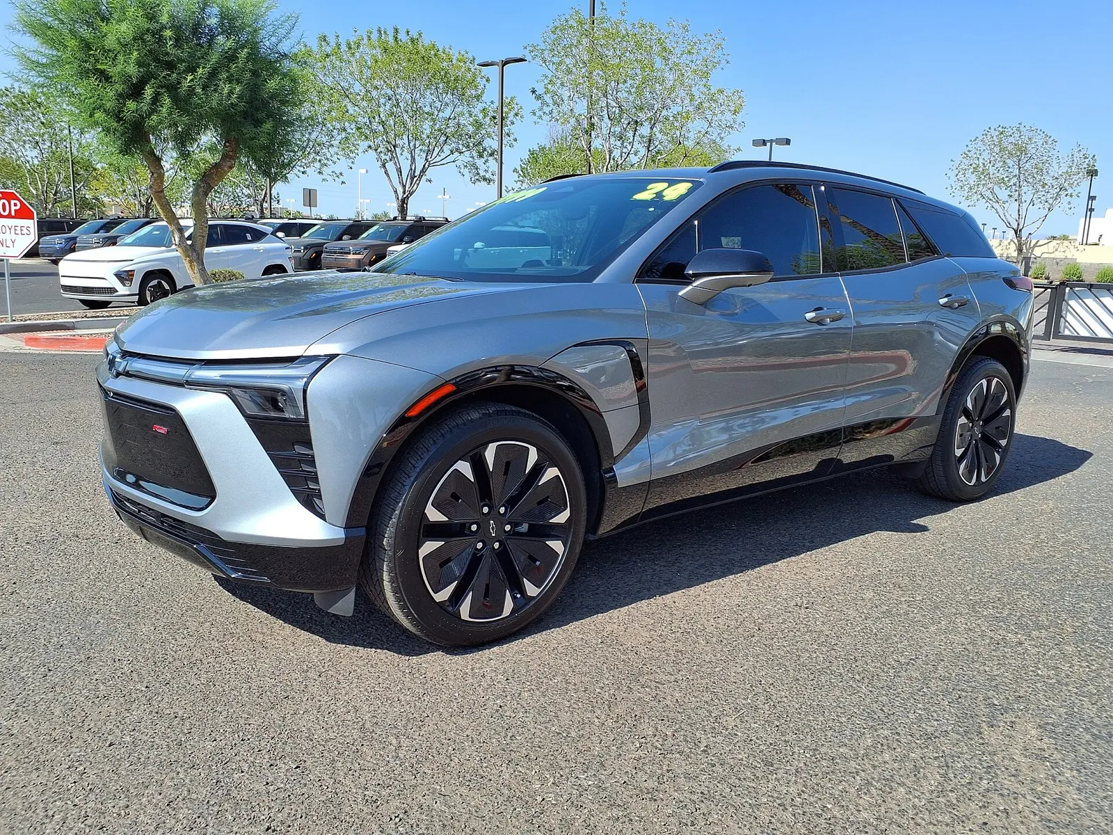 Chevrolet Blazer EV RS prata, vista frontal em 3/4