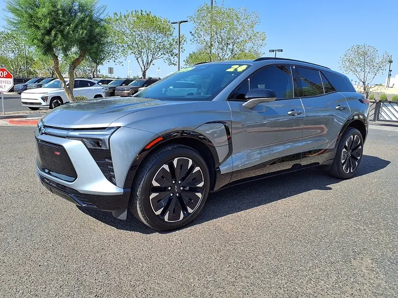 Chevrolet Blazer EV RS prata, vista frontal em 3/4
