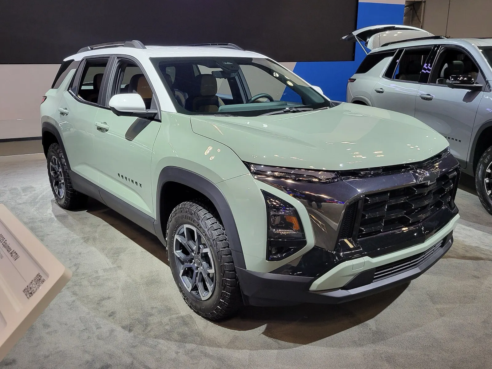 Chevrolet Equinox Activ verde-claro em exposição, vista frontal em 3/4