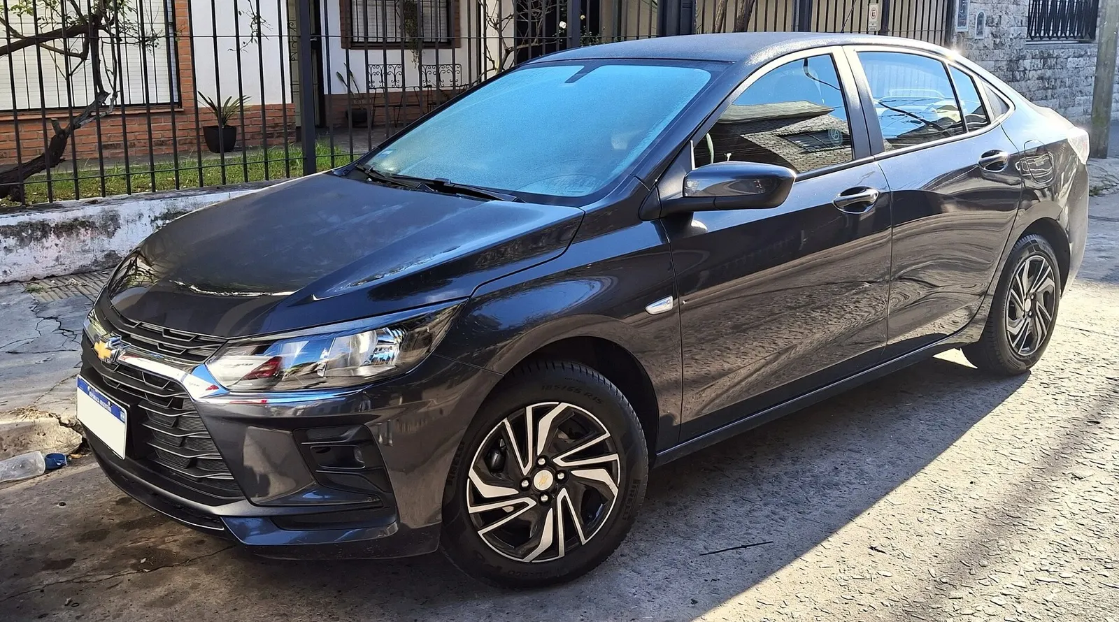 Chevrolet Onix Plus LT preto, vista frontal em 3/4