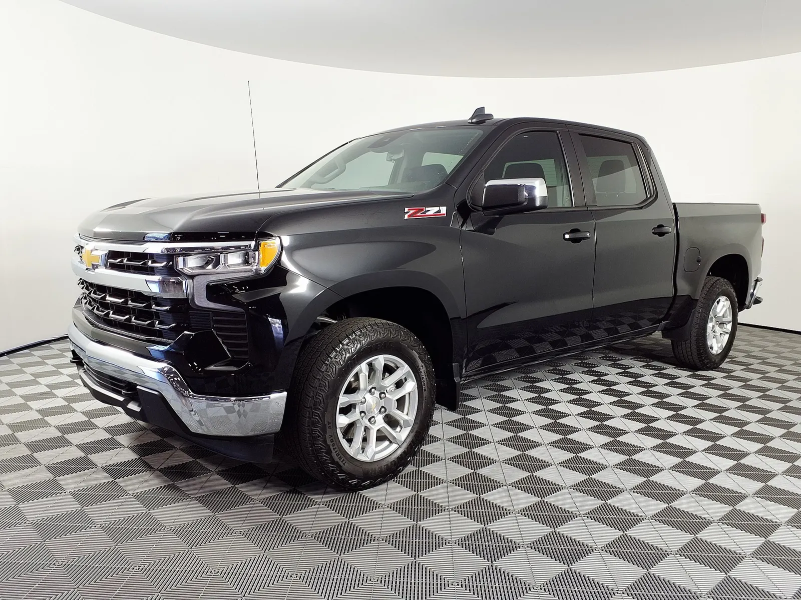 Chevrolet Silverado 1500 LT preta em concessionária, vista frontal em 3/4