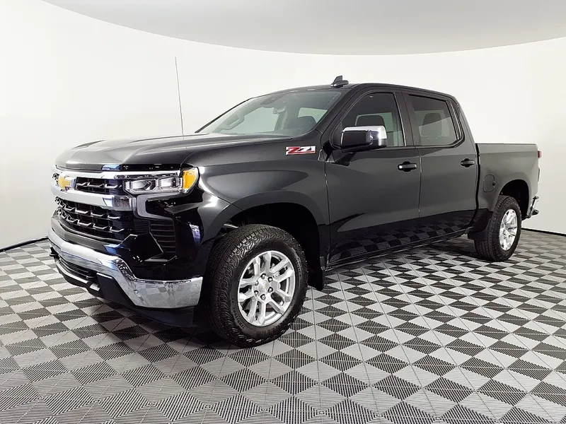 Chevrolet Silverado 1500 LT preta em concessionária, vista frontal em 3/4