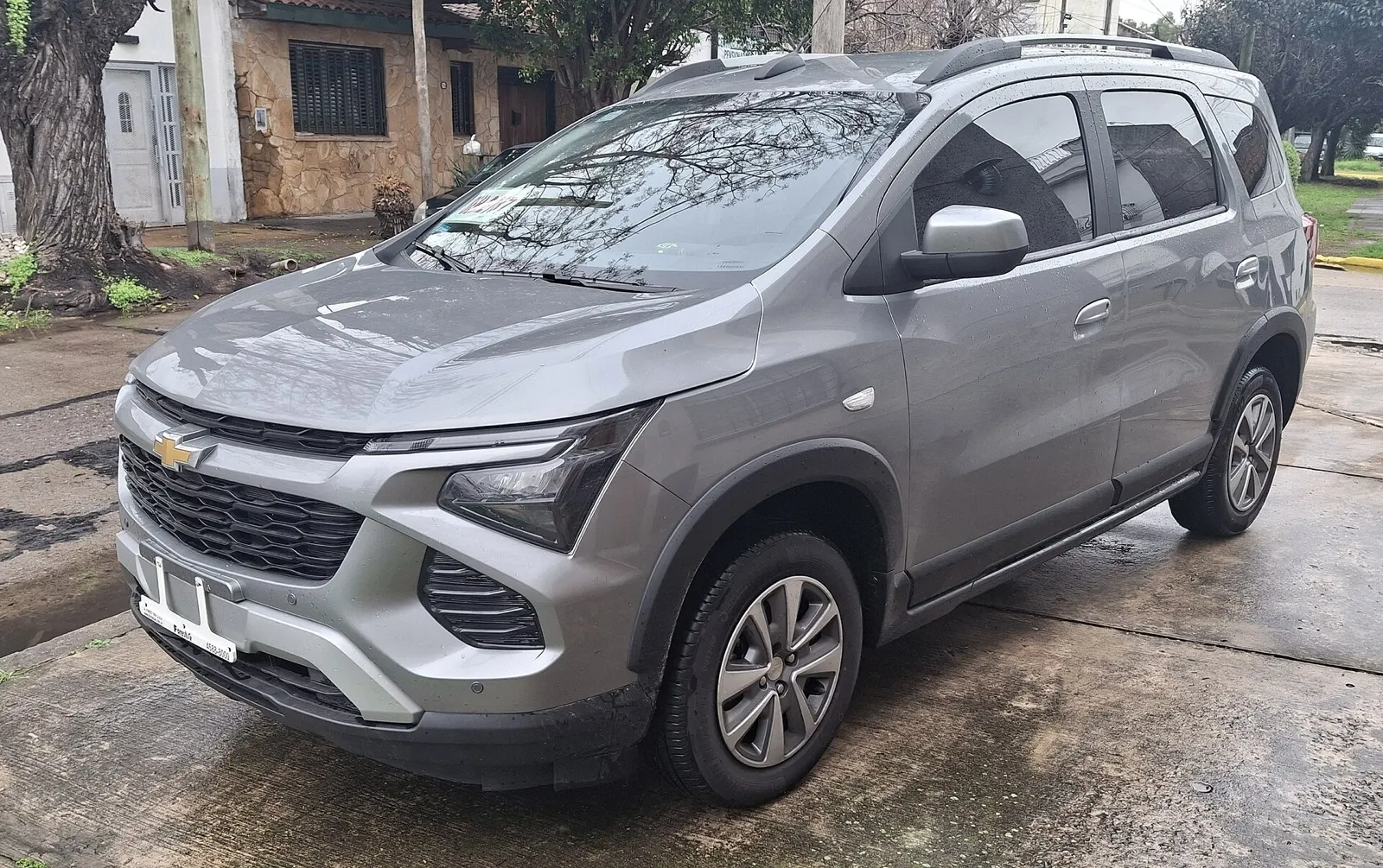 Chevrolet Spin LT prata reestilizada, vista frontal em 3/4