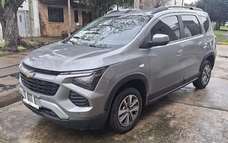 Chevrolet Spin LT prata reestilizada, vista frontal em 3/4