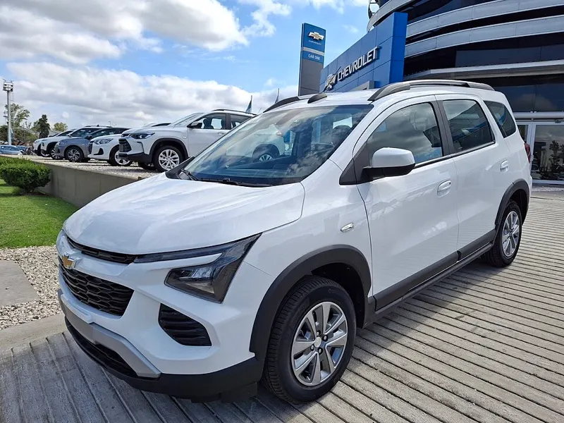 Chevrolet Spin LT branca, vista frontal em 3/4