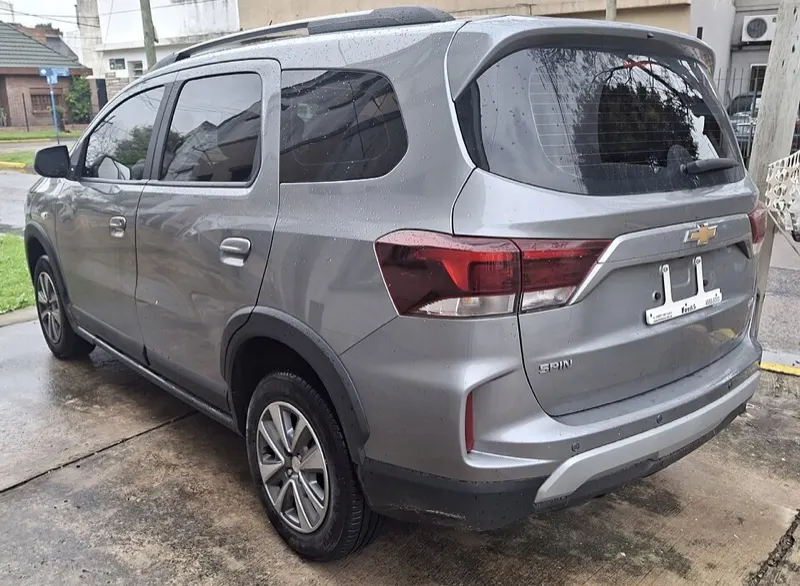 Chevrolet Spin LT prata, vista traseira em 3/4