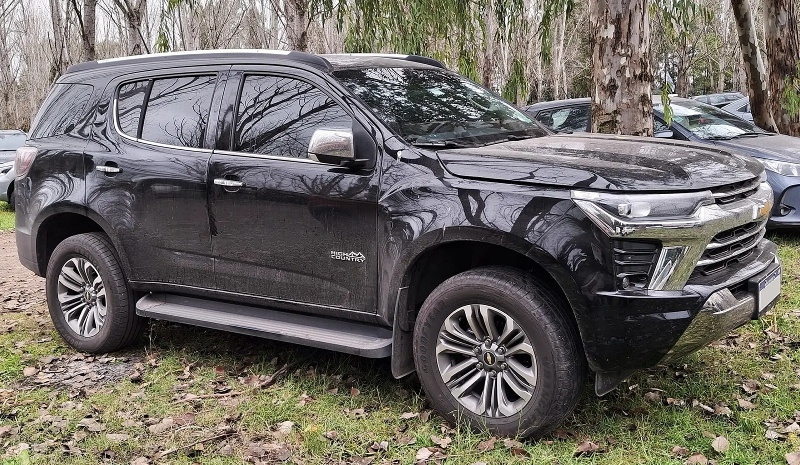 Chevrolet TrailBlazer 2.8 4x4 cinza escuro, vista frontal em 3/4