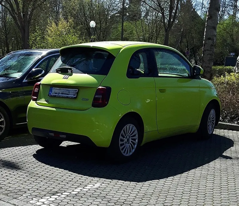 Fiat 500e verde-limão, vista traseira em 3/4