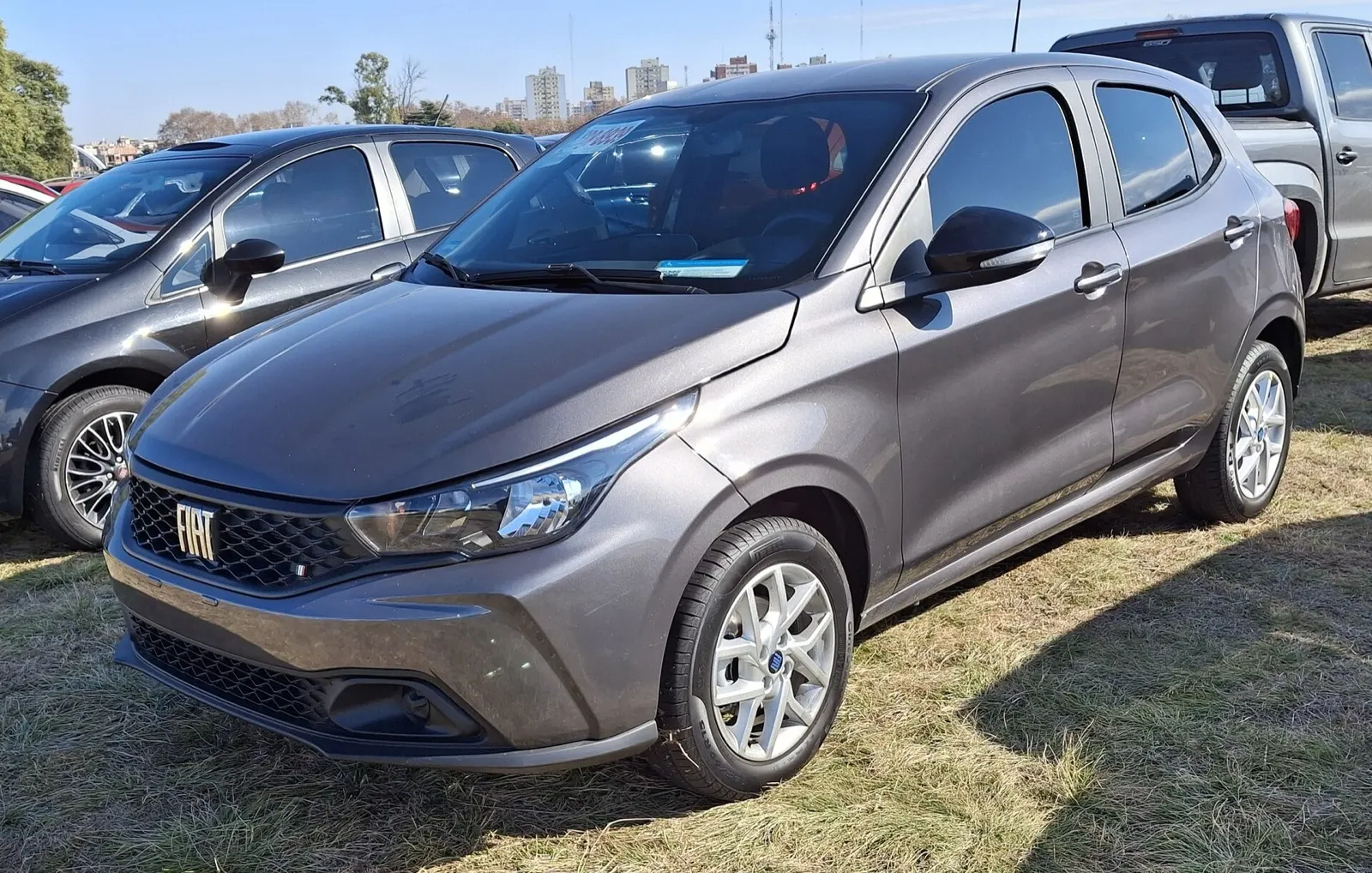 Fiat Argo Drive cinza, vista frontal em 3/4