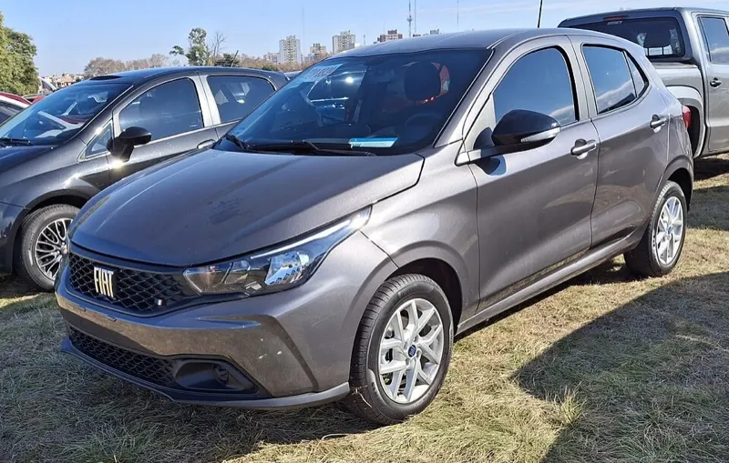 Fiat Argo Drive cinza, vista frontal em 3/4
