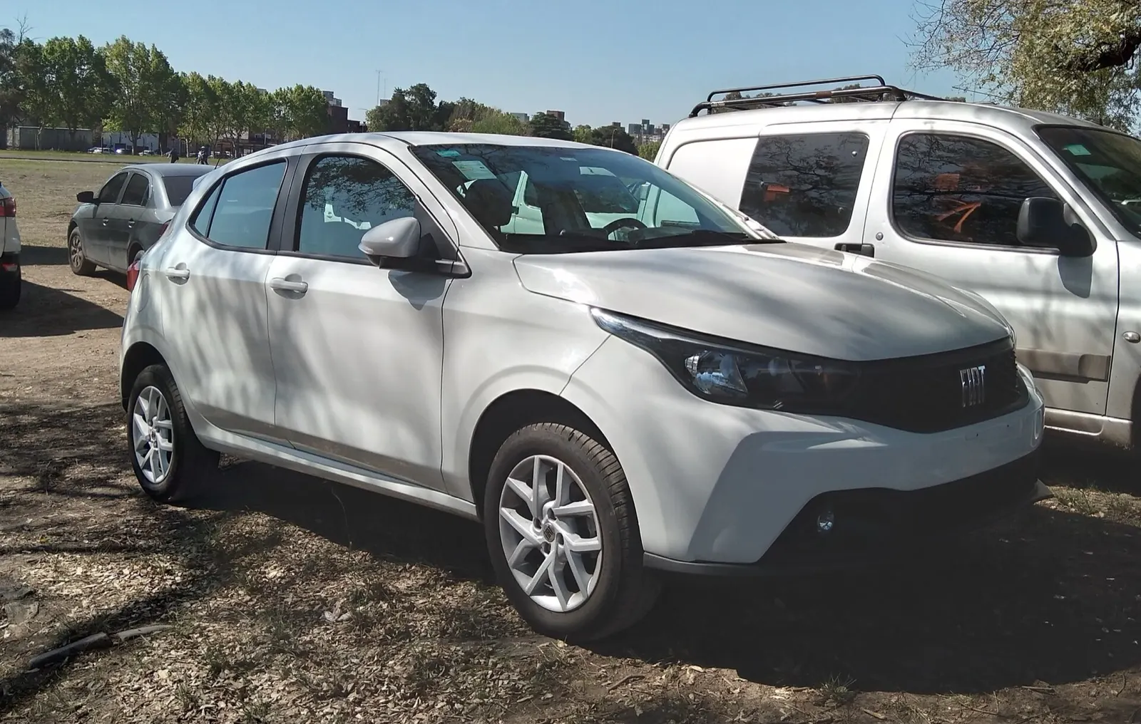 Fiat Argo Drive branco, vista frontal em 3/4