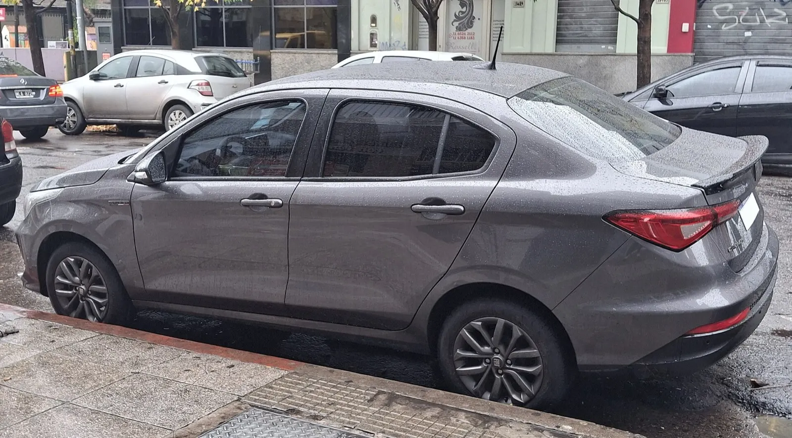 Fiat Cronos cinza, vista lateral e traseira em 3/4
