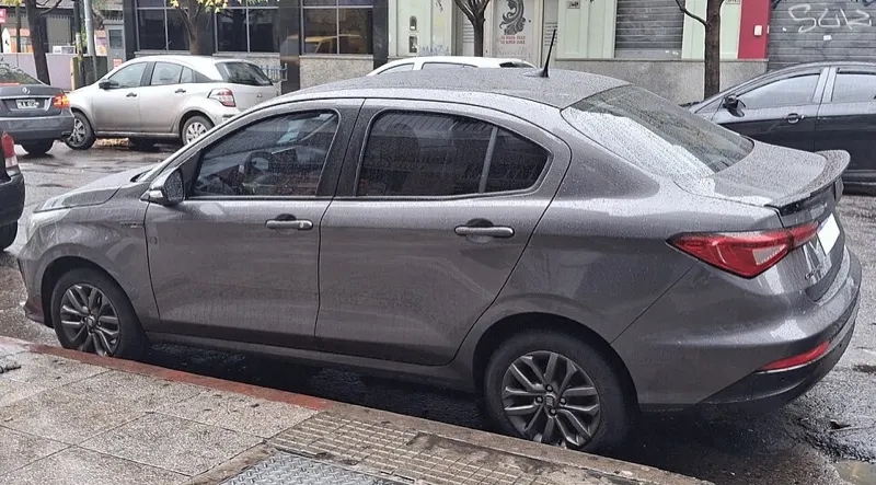 Fiat Cronos cinza, vista lateral e traseira em 3/4