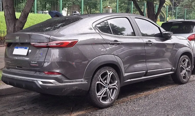 Fiat Fastback cinza, vista traseira em 3/4