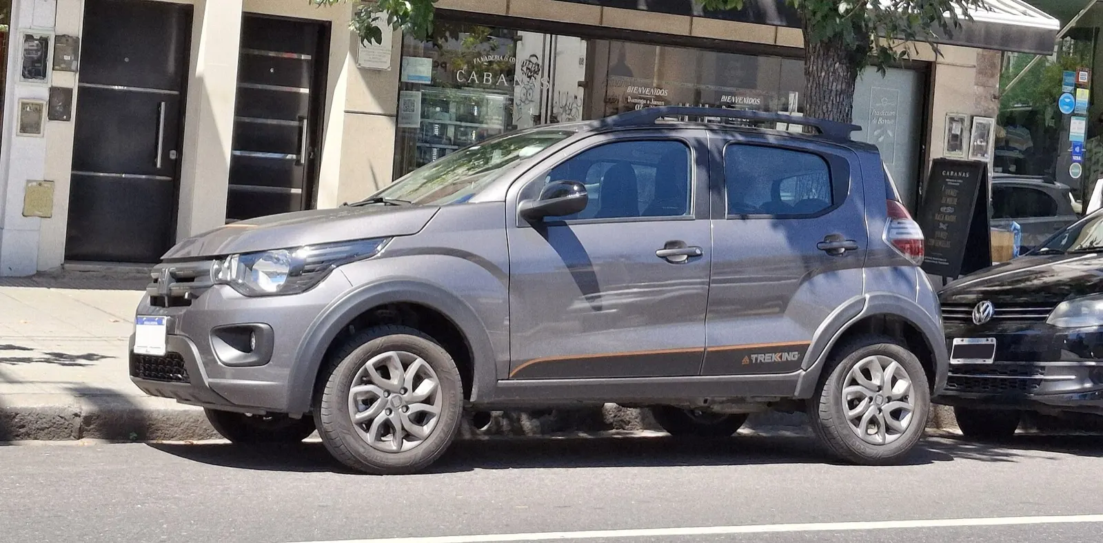 Fiat Mobi Trekking cinza, vista lateral e frontal em 3/4