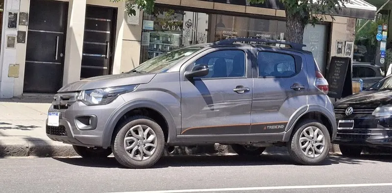 Fiat Mobi Trekking cinza, vista lateral e frontal em 3/4