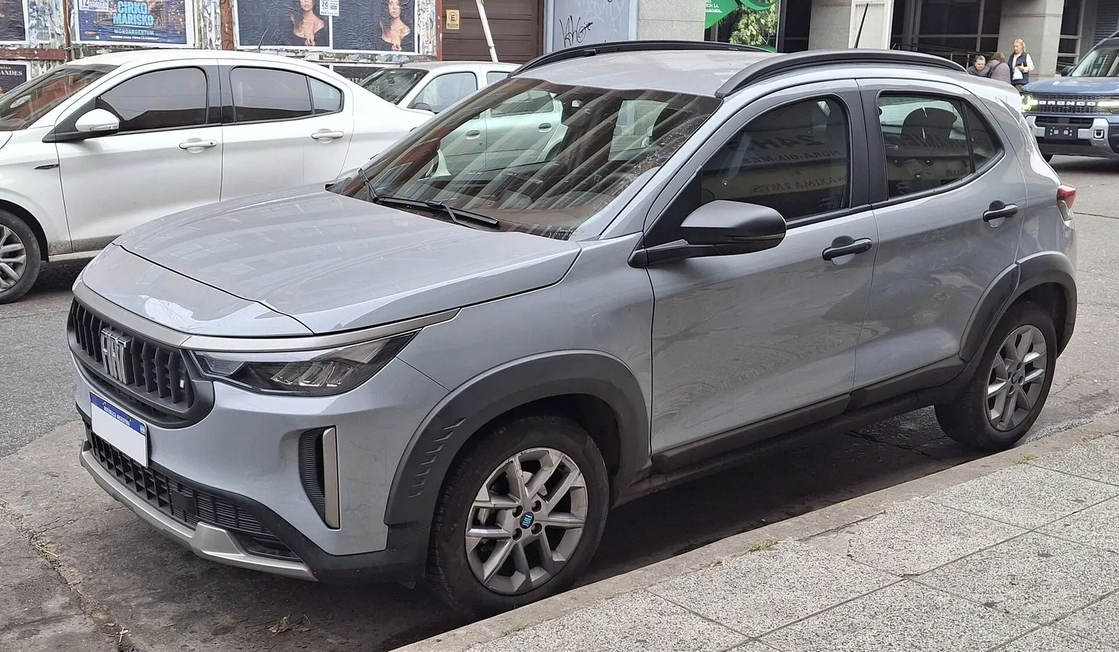 Fiat Pulse prata visto de lado, estacionado na rua