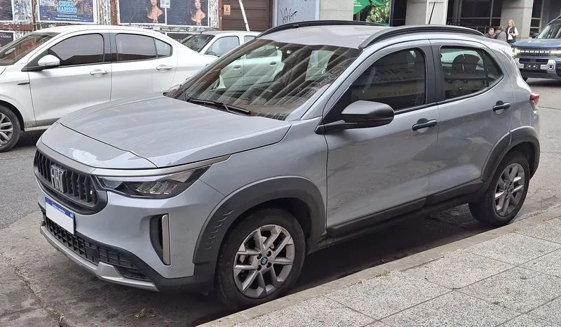 Fiat Pulse prata visto de lado, estacionado na rua