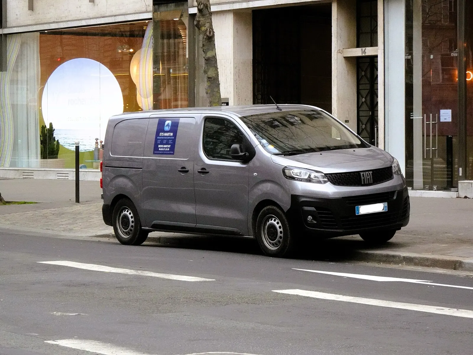 Fiat Scudo furgão cinza, vista frontal em 3/4