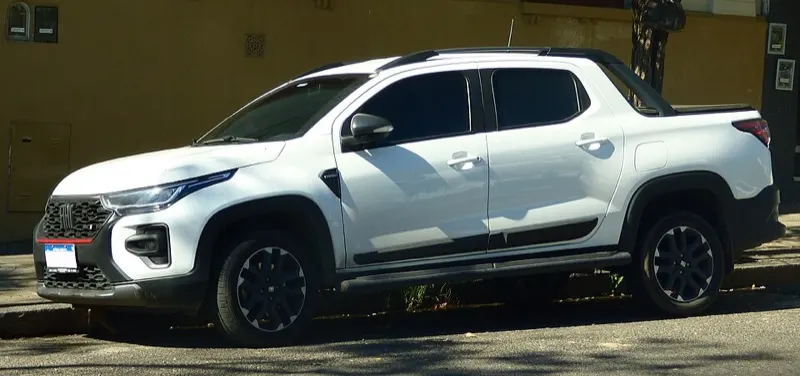 Fiat Strada Ultra branca, vista frontal em 3/4