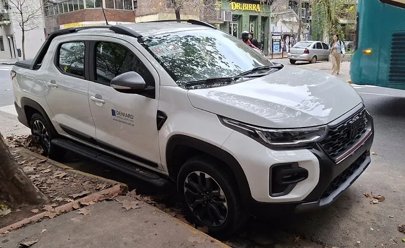 Fiat Strada Ultra branca, vista frontal em 3/4