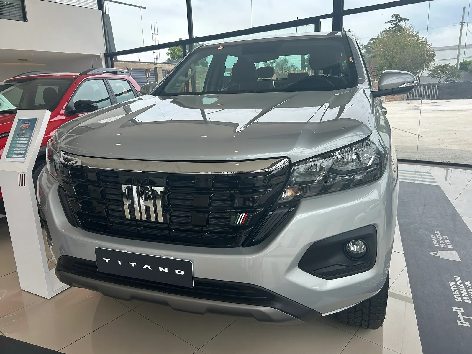 Fiat Titano prata em concessionária, vista frontal