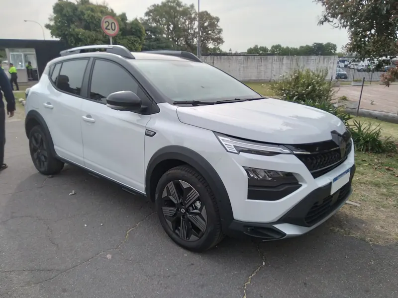 Renault Kardian branco visto de frente