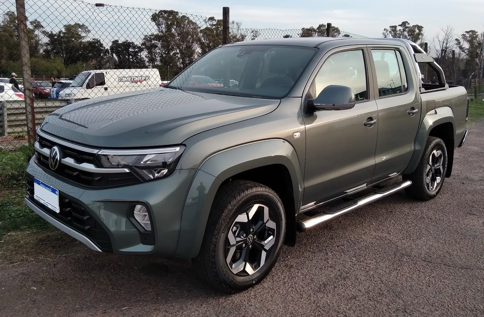 Volkswagen Amarok Highline V6 cinza reestilizada, vista frontal em 3/4
