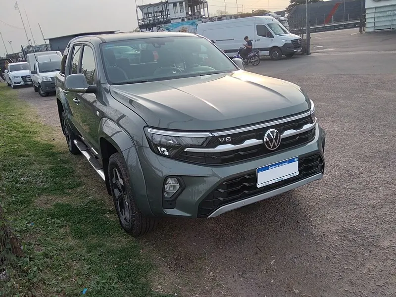 Volkswagen Amarok Highline V6 cinza reestilizada, vista frontal