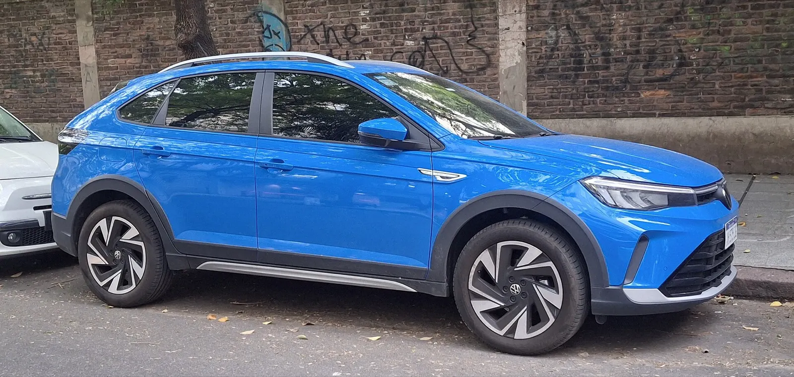Volkswagen Nivus azul, vista lateral e frontal em 3/4