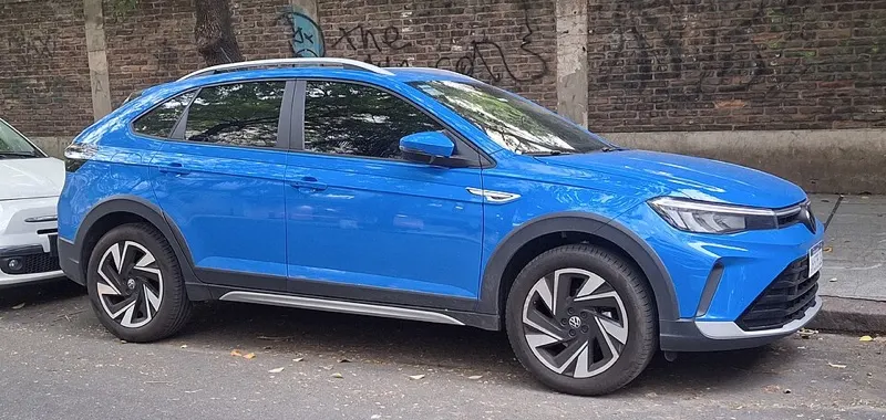 Volkswagen Nivus azul, vista lateral e frontal em 3/4