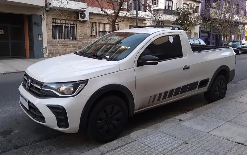 Volkswagen Saveiro Trendline branca cabine simples, vista frontal em 3/4