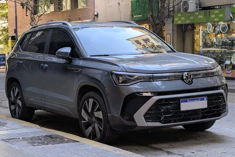 Volkswagen Taos Highline cinza reestilizado, vista frontal em 3/4