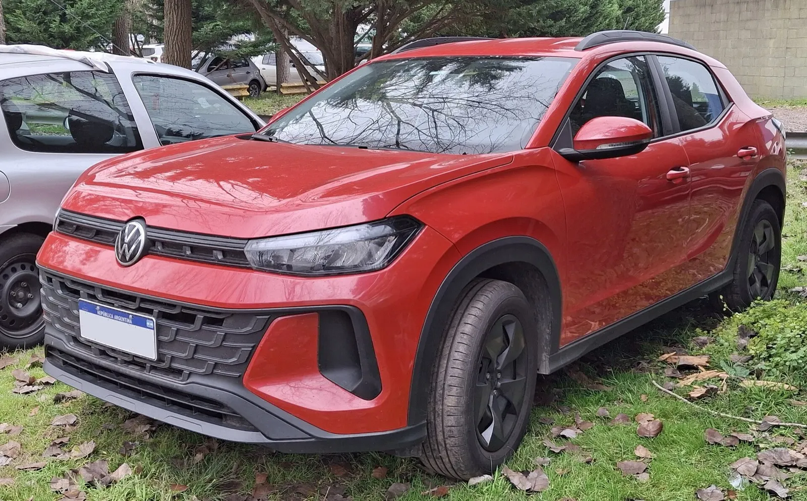 Volkswagen Tera vermelho, vista frontal em 3/4