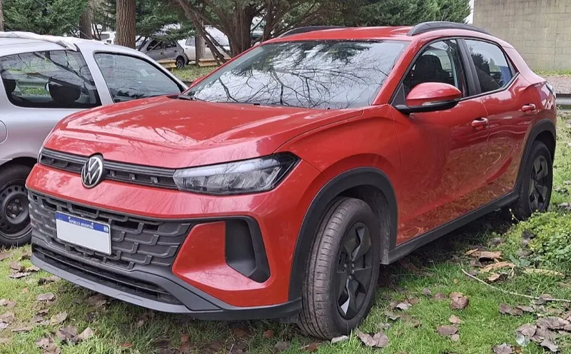 Volkswagen Tera vermelho, vista frontal em 3/4