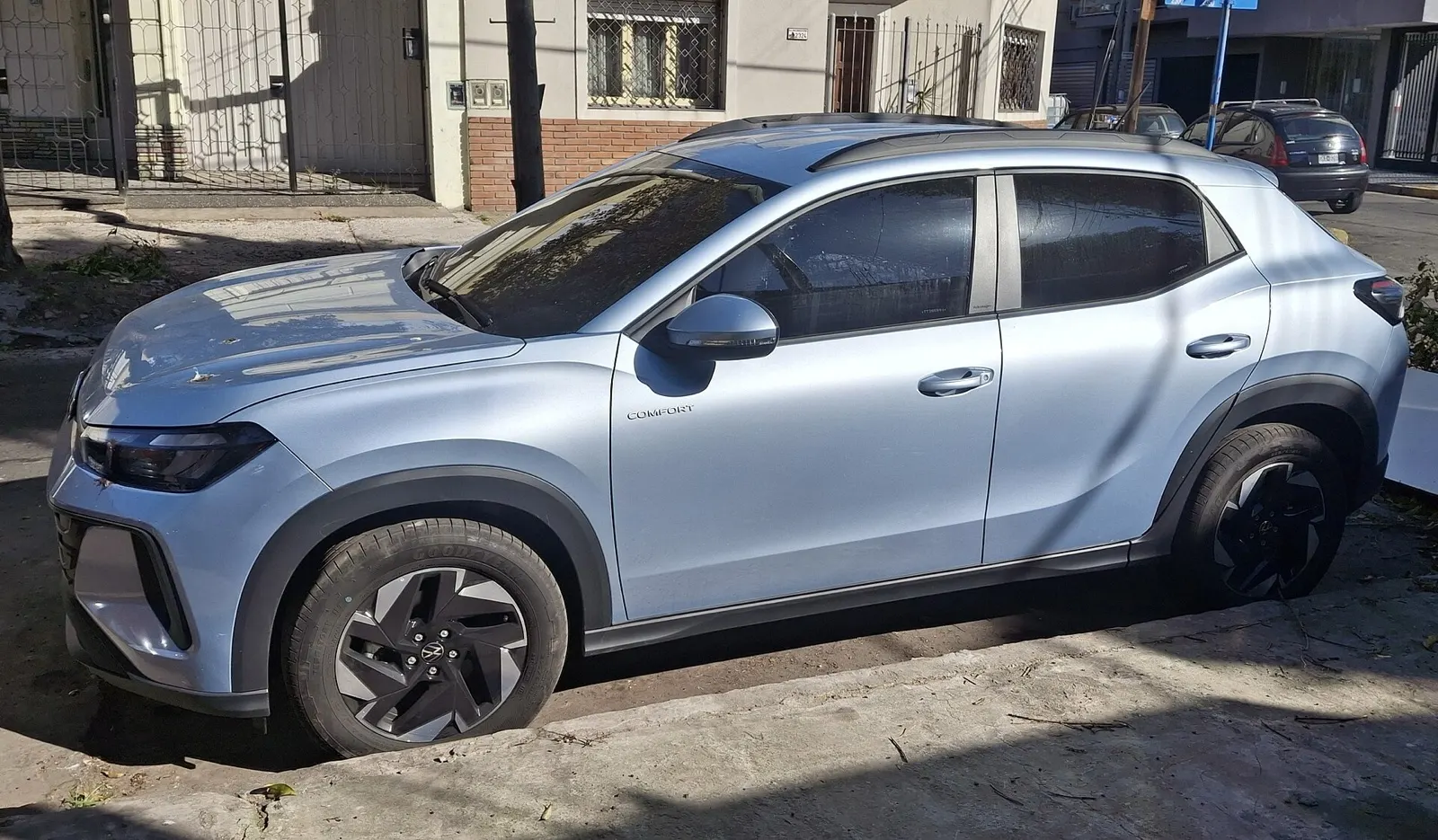 Volkswagen Tera azul-claro, vista lateral e frontal