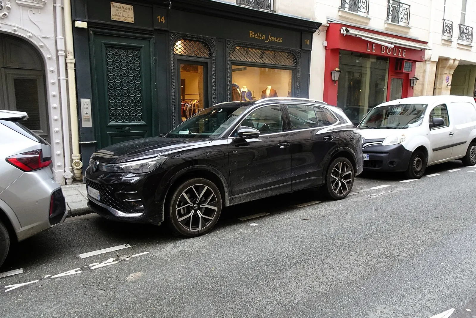 Volkswagen Tiguan eHybrid R-Line preto estacionado na rua, vista frontal em 3/4
