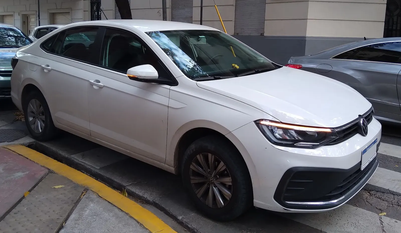 Volkswagen Virtus branco reestilizado, vista frontal em 3/4