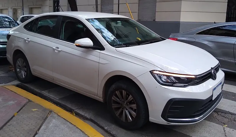 Volkswagen Virtus branco reestilizado, vista frontal em 3/4