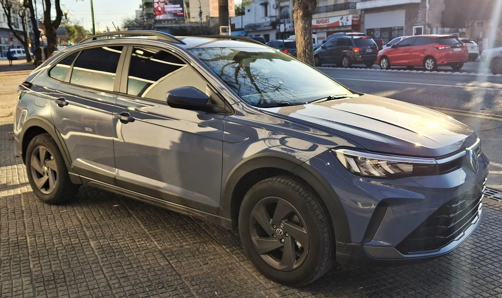 Volkswagen Nivus Comfortline cinza, de perto