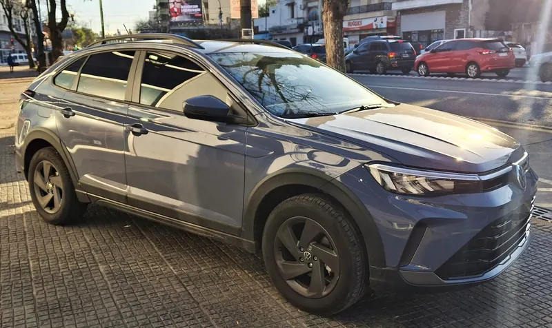 Volkswagen Nivus Comfortline cinza, de perto